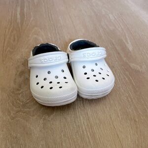 CROCS Kids White Slip-On Clogs, fleece lined